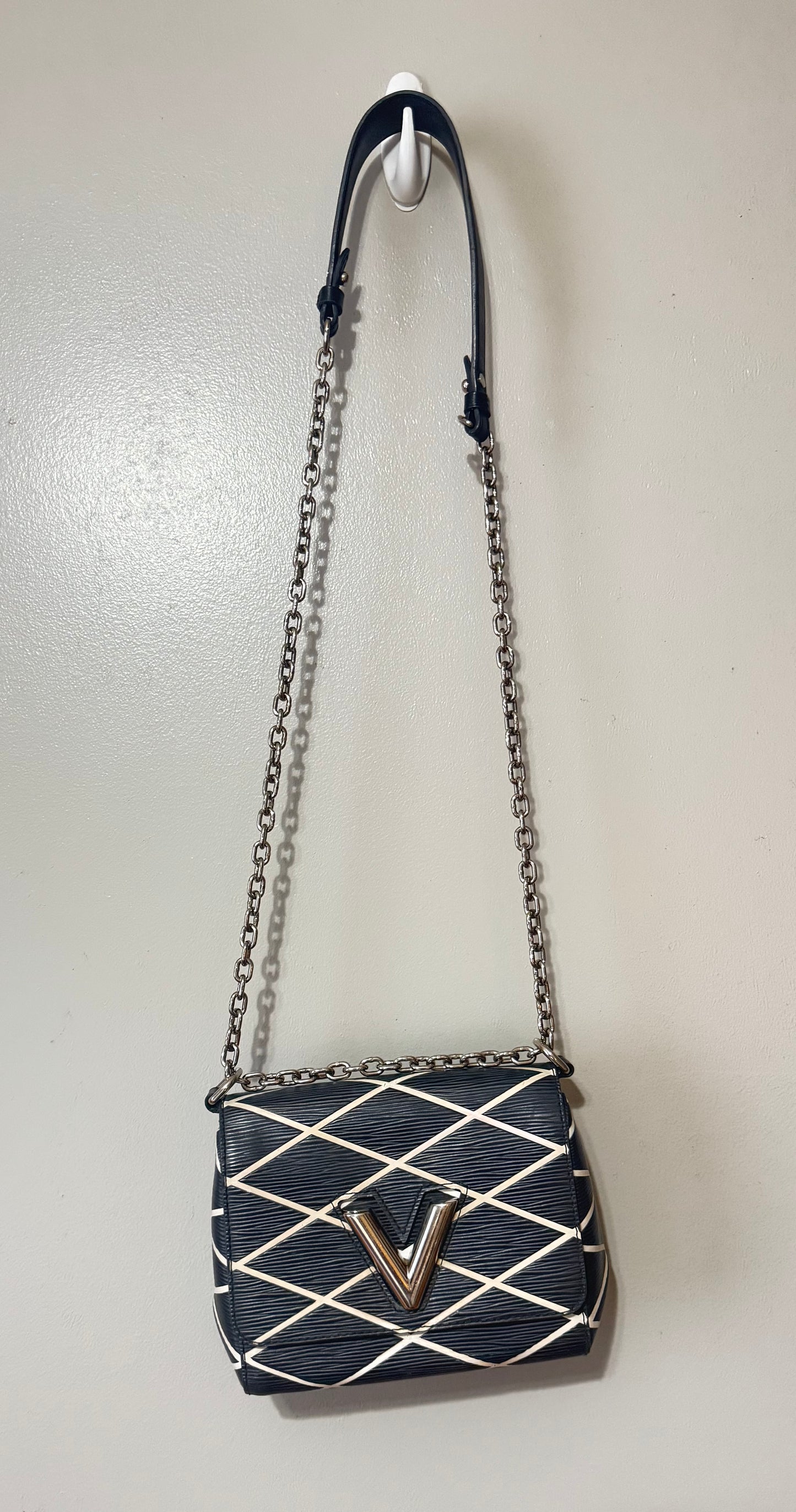 Louis Vuitton Twist PM – Epi Leather (Graphic Line Edition)